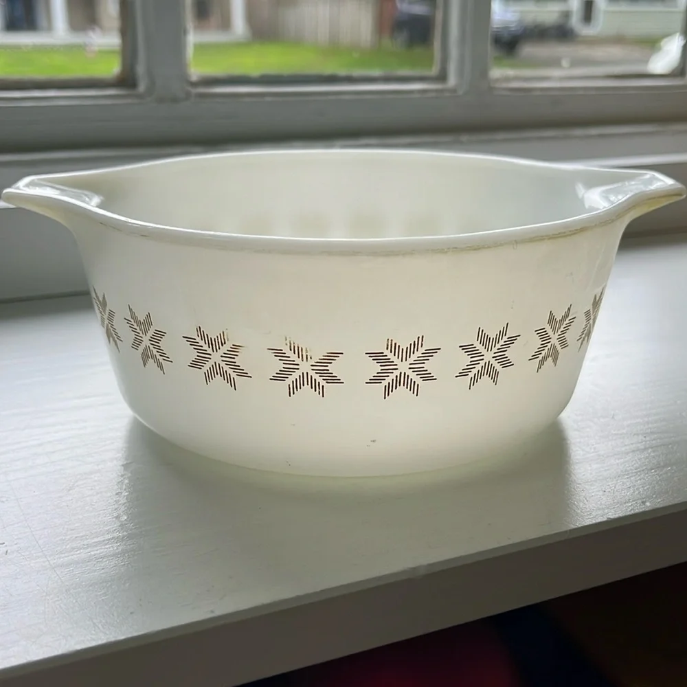 Vintage Pyrex Town & Country Cross Stitch Star Casserole Dish. #472